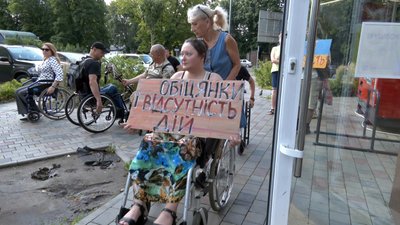 "Хода безбар'єрності": лучани перевіряли на доступність вулиці та будівлі