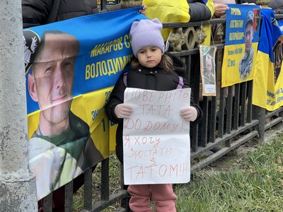 У Полтаві влаштували акцію на підтримку військовополонених У Полтаві влаштували акцію на підтримку військовополонених