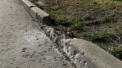 Молнія побила бордюр у Немишлянському районі Харкова Молнія побила бордюр у Немишлянському районі Харкова
