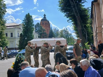 У Житомирі попрощалися з Валентиною Савіцькою, яка загинула через російський удар по Київщині У Житомирі попрощалися з Валентиною Савіцькою, яка загинула через російський удар по Київщині