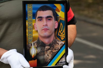 В Ужгороді попрощалися з полеглим захисником Владиславом Амітом В Ужгороді попрощалися з полеглим захисником Владиславом Амітом