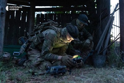 розрахунок FPV-дронів ГУР МО на півночі Харківщини, запускають мавік розрахунок FPV-дронів ГУР МО на півночі Харківщини, запускають мавік