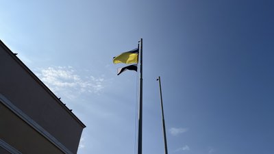 У Полтаві підійняли біло-чорний прапор У Полтаві підійняли біло-чорний прапор