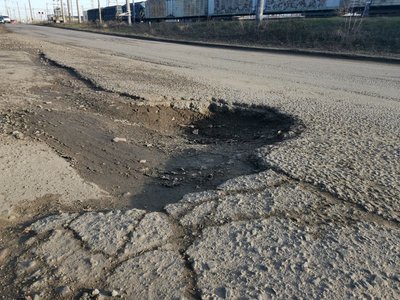 "Це – "візитівка": у Полтаві місцеві скаржаться на розбиту дорогу біля Київського вокзалу "Це – "візитівка": у Полтаві місцеві скаржаться на розбиту дорогу біля Київського вокзалу