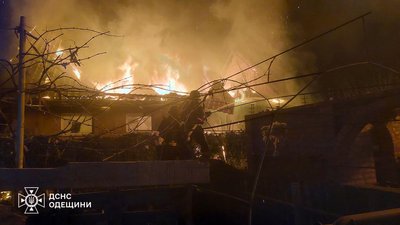 Через атаку дронів РФ у передмісті Одеси палають приватні будинки, пошкоджена енергоінфраструктура Через атаку дронів РФ у передмісті Одеси палають приватні будинки, пошкоджена енергоінфраструктура