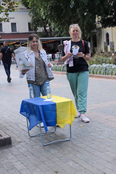 Нагадування, що війна не закінчилася: в Одесі на Дерибасівській влаштували перфоманс із маскувальними сітками Нагадування, що війна не закінчилася: в Одесі на Дерибасівській влаштували перфоманс із маскувальними сітками
