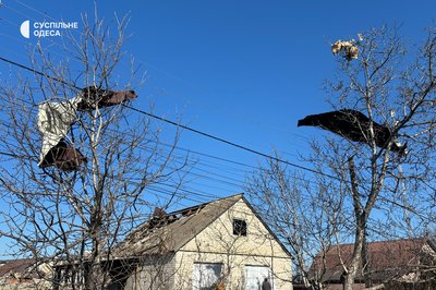 Пошкоджено житловий будинок: фото наслідків дронової атаки РФ на Одещину Пошкоджено житловий будинок: фото наслідків дронової атаки РФ на Одещину