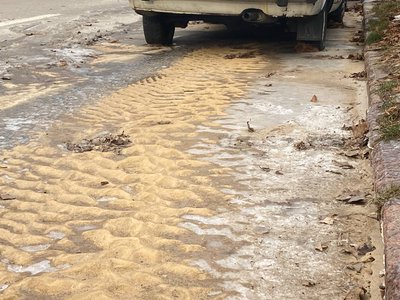 Вода зійшла, деякі авто примерзли: на столичній Борщагівці усувають наслідки аварії на водогоні Вода зійшла, деякі авто примерзли: на столичній Борщагівці усувають наслідки аварії на водогоні