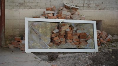 Комунальники збирають цеглу, яка впала з даху будинку Комунальники збирають цеглу, яка впала з даху будинку