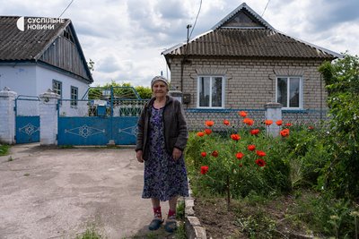 Пані Тамара на вулиці біля свого будинку у Нововоронцовці, Херсонщина, травень 2026 року Пані Тамара на вулиці біля свого будинку у Нововоронцовці, Херсонщина, травень 2026 року