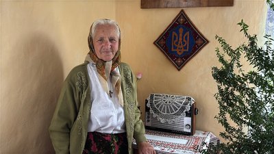 На Стрийщині родина зберігає майже столітній вишитий тризуб, який вивезли до Сибіру На Стрийщині родина зберігає майже столітній вишитий тризуб, який вивезли до Сибіру