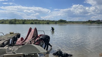 Водолаз після пошуку загиблого під час удару РФ у Черкаській Лозовій Водолаз після пошуку загиблого під час удару РФ у Черкаській Лозовій
