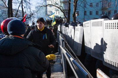 Керівник Самооборони Майдану Андрій Парубій в Маріїнському парку під час перший зіткнень мітингувальників з правоохоронцями в урядовому кварталі 18 лютого 2014 року Керівник Самооборони Майдану Андрій Парубій в Маріїнському парку під час перший зіткнень мітингувальників з правоохоронцями в урядовому кварталі 18 лютого 2014 року