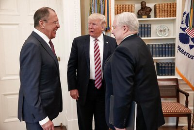 Дональд Трамп (в центрі) зустрічається з Сергієм Лавровим і послом Кисляком у Вашингтоні 10 травня 2017 року Дональд Трамп (в центрі) зустрічається з Сергієм Лавровим і послом Кисляком у Вашингтоні 10 травня 2017 року