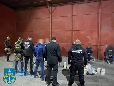 Правоохоронці в Одеському порту біля затриманих за контрабанду наркотиків Правоохоронці в Одеському порту біля затриманих за контрабанду наркотиків