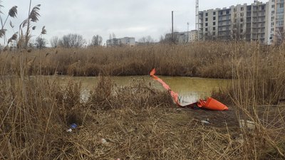Протягом місяця з Південного Бугу в Миколаєві відкачали понад 216 тонн олійної суміші Протягом місяця з Південного Бугу в Миколаєві відкачали понад 216 тонн олійної суміші
