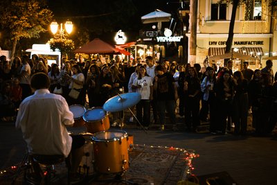 Як вуличний барабанщик без освіти і грошей створює в Одесі музику, спільноту і артпростір Як вуличний барабанщик без освіти і грошей створює в Одесі музику, спільноту і артпростір