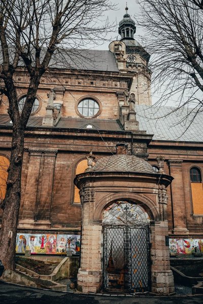 У Львові відреставрували розписи на криниці в Бернардинському дворику У Львові відреставрували розписи на криниці в Бернардинському дворику