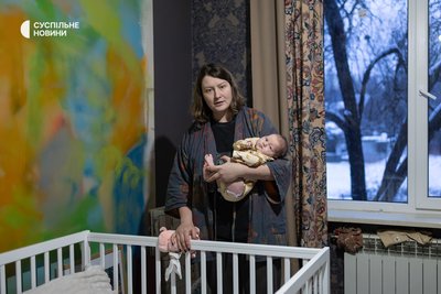 Анна з новонародженою донькою Афіною в будинку батьків її партнера на Київщині, 27 січня 2026 року Анна з новонародженою донькою Афіною в будинку батьків її партнера на Київщині, 27 січня 2026 року