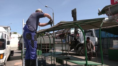 "Людей просто залишають без роботи": у Рівному демонтовують торгові ряди на вулиці Шевченка