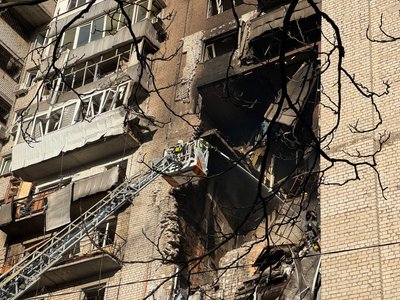 Фоторепортаж з місця удару РФ по багатоповерхівці у Дніпрі Фоторепортаж з місця удару РФ по багатоповерхівці у Дніпрі