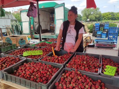 Продають полуниці на тернопільському ринку, ціни на полуницю, ринок, ціни, Тернопіль Продають полуниці на тернопільському ринку, ціни на полуницю, ринок, ціни, Тернопіль