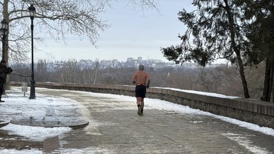Бігає з оголеним торсом взимку: як тренується 80-річний миколаївець Бігає з оголеним торсом взимку: як тренується 80-річний миколаївець