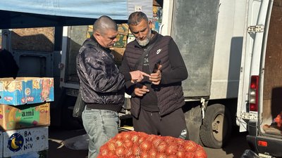 Інспектор перевіряє документи у продавця на ринку Інспектор перевіряє документи у продавця на ринку