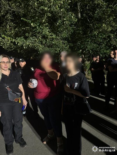 Дівчина, яка заблукала у лісі