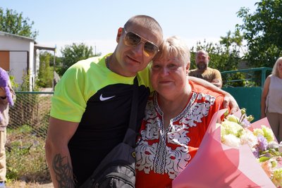 Вперше за понад три роки побачив маму. Військовий з Дніпропетровщини повернувся додому після полону РФ та реабілітації