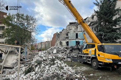 Російські війська завдали удару по центру Слов'янська: влучили у будівлю гуртожитку Російські війська завдали удару по центру Слов'янська: влучили у будівлю гуртожитку