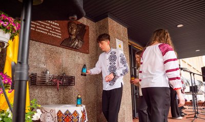 меморіальна таблиця, Андрій Юркевич, свічки меморіальна таблиця, Андрій Юркевич, свічки