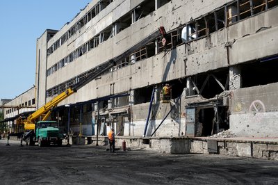 Термінал "Нової пошти" у Слобідському районі Харкова відновлюють після авіаудару, 2 липня 2024 року Термінал "Нової пошти" у Слобідському районі Харкова відновлюють після авіаудару, 2 липня 2024 року