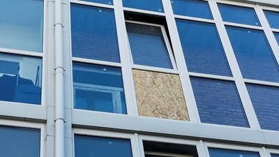 Внаслідок падіння уламків дрона у Кропивницькому пошкоджені десять вікон у багатоповерхівці Внаслідок падіння уламків дрона у Кропивницькому пошкоджені десять вікон у багатоповерхівці
