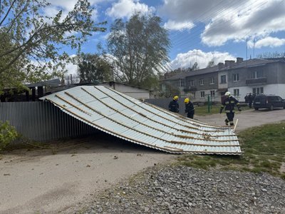 Знеструмлено понад 18 тисяч абонентів та повалені дерева: наслідки негоди на Рівненщині Знеструмлено понад 18 тисяч абонентів та повалені дерева: наслідки негоди на Рівненщині