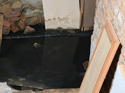 Сморід та нечистоти. У Кропивницькому затопило укриття в підвалі будинку Сморід та нечистоти. У Кропивницькому затопило укриття в підвалі будинку