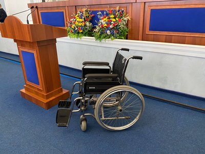 У Черкасах на сесії облради ветерани війни подарували крісло колісне Підгорному У Черкасах на сесії облради ветерани війни подарували крісло колісне Підгорному