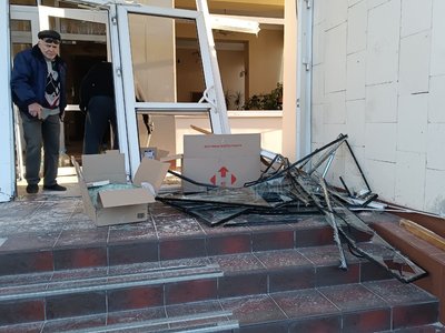 Потрощені шибки, виламані двері: у Києві уламки дронів РФ влучили у студентський гуртожиток Потрощені шибки, виламані двері: у Києві уламки дронів РФ влучили у студентський гуртожиток