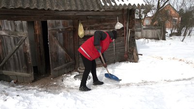 Самотніми людьми у прикордонних віддалених селах Рівненщини опікуються соцробітники Червоного Хреста Самотніми людьми у прикордонних віддалених селах Рівненщини опікуються соцробітники Червоного Хреста
