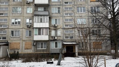 Ракета "Урагану" стирчить біля будинку Добропілля Донецька область 3 січня 2026 рік Ракета "Урагану" стирчить біля будинку Добропілля Донецька область 3 січня 2026 рік
