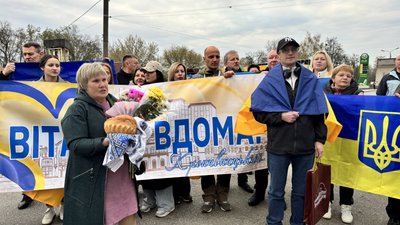 У Кропивницькому зустріли звільненого з російського полону Євгенія Коденця У Кропивницькому зустріли звільненого з російського полону Євгенія Коденця