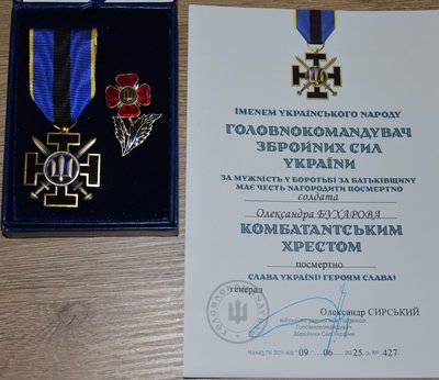 Сім'ї полеглого Олександра Бухарова з Вінниччини передали нагороди бійця Сім'ї полеглого Олександра Бухарова з Вінниччини передали нагороди бійця