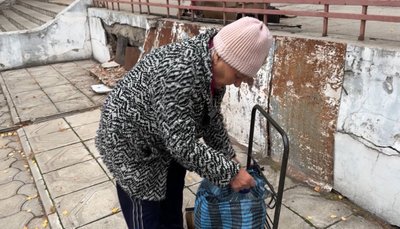 Жителька Святогірська Людмила біля тачки з баклажками Донецька область 8 жовтня 2025 рік Жителька Святогірська Людмила біля тачки з баклажками Донецька область 8 жовтня 2025 рік