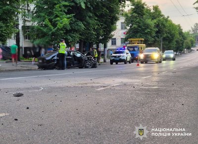 Аварія на вулиці Перемоги в Житомирі: водій в'їхав у стовп, постраждали двоє людей Аварія на вулиці Перемоги в Житомирі: водій в'їхав у стовп, постраждали двоє людей