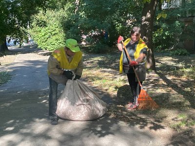 Прибирають уламки та закривають вибиті вікна. Що відбувається на місці ракетного удару по Дніпру Прибирають уламки та закривають вибиті вікна. Що відбувається на місці ракетного удару по Дніпру