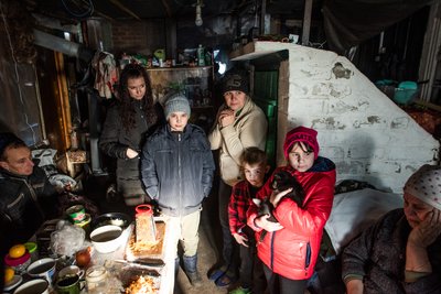"Є, де горб заробити". Як багатодітна родина з Донеччини обживається у будинку, що подарували волонтери "Є, де горб заробити". Як багатодітна родина з Донеччини обживається у будинку, що подарували волонтери