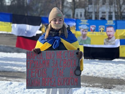 Жінка під час акції-нагадування про полонених та безвісти зниклих у Південноукраїнську. Миколаївщина, 22 лютого 2026 року Жінка під час акції-нагадування про полонених та безвісти зниклих у Південноукраїнську. Миколаївщина, 22 лютого 2026 року