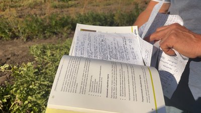 Чоловік консультує та супроводжує господарів, які вирощують кавуни на своїх ділянках, серпень 2026 року, Хмельниччина Чоловік консультує та супроводжує господарів, які вирощують кавуни на своїх ділянках, серпень 2026 року, Хмельниччина