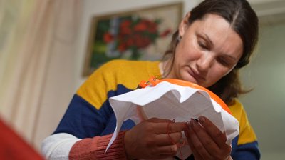 "Вишиванка — це наша зброя": черкащанка зберігає вдома колекцію українських сорочок родини "Вишиванка — це наша зброя": черкащанка зберігає вдома колекцію українських сорочок родини