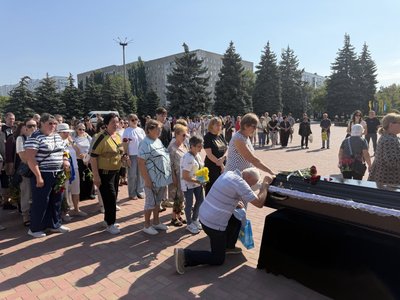 На Миколаївщині попрощались з військовослужбовцем Володимиром Булавіним На Миколаївщині попрощались з військовослужбовцем Володимиром Булавіним